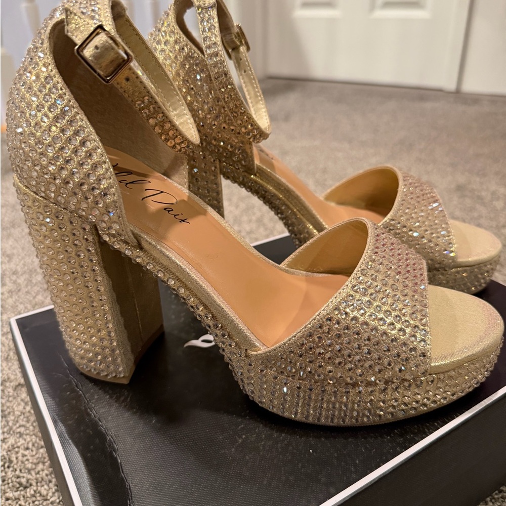 Wild Pair - Hanalaur Embellished Dress Sandals, Gold Bling size 8M - brand new